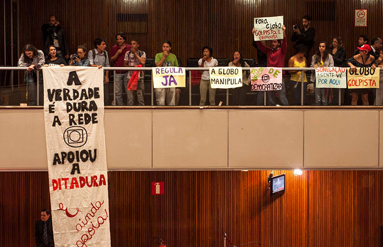Jovens escracham Rede Globo na Assembleia Legislativa de Minas Gerais