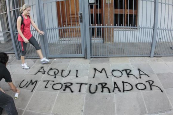 Escracho realizado em frente à casa de Carlos Alberto Ponzi, denunciado pela Justiça Italiana