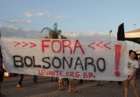 EM BRASÍLIA, LEVANTE FAZ ATO CONTRA JAIR BOLSONARO