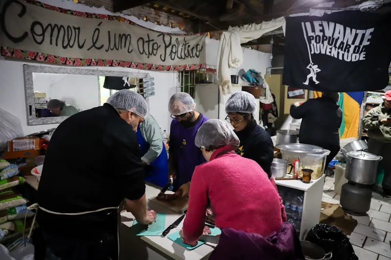 Levante Popular da Juventude tem 11 cozinhas solidárias em 8 cidades atingidas pelas enchentes